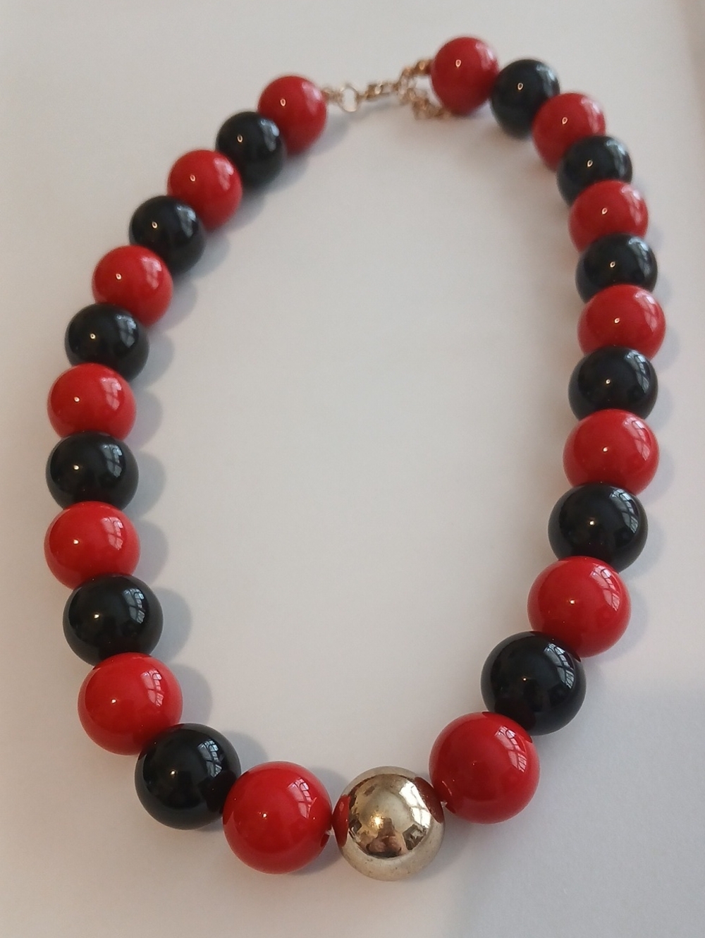Fashion Jewelry Red and Black Beaded Necklace with Gold Accent